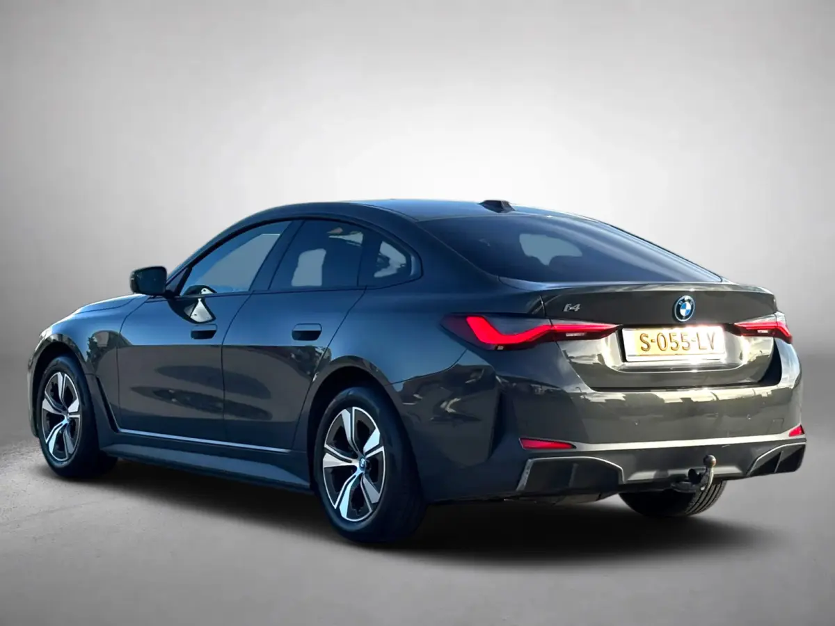 EDrive40 High Executive 84 kWh 96%SoH (NL-auto, 1e Eig, Dealer OndH, Trekhaak, Navi, Camera, Addpt Cruise, StoelV, Etc)
