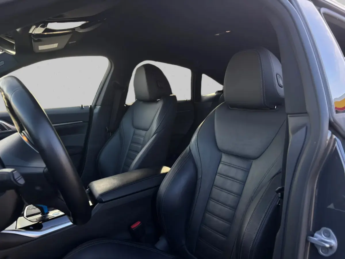 EDrive40 High Executive 84 kWh 96%SoH (NL-auto, 1e Eig, Dealer OndH, Trekhaak, Navi, Camera, Addpt Cruise, StoelV, Etc)