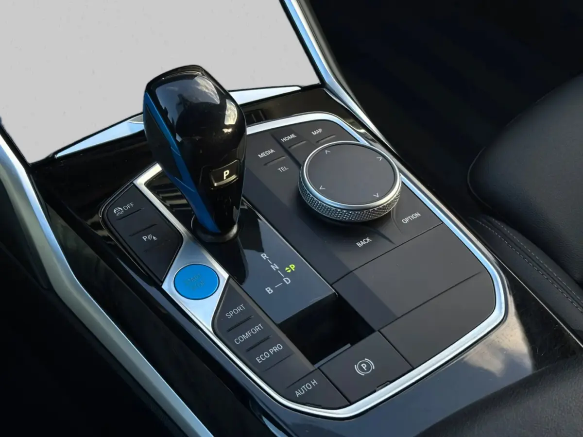 EDrive40 High Executive 84 kWh 96%SoH (NL-auto, 1e Eig, Dealer OndH, Trekhaak, Navi, Camera, Addpt Cruise, StoelV, Etc)