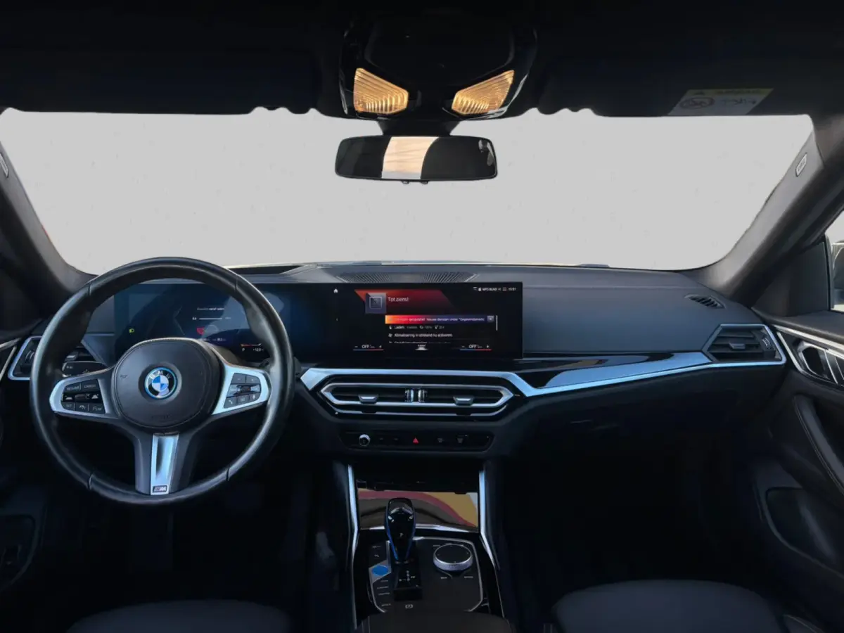 EDrive40 High Executive 84 kWh 96%SoH (NL-auto, 1e Eig, Dealer OndH, Trekhaak, Navi, Camera, Addpt Cruise, StoelV, Etc)