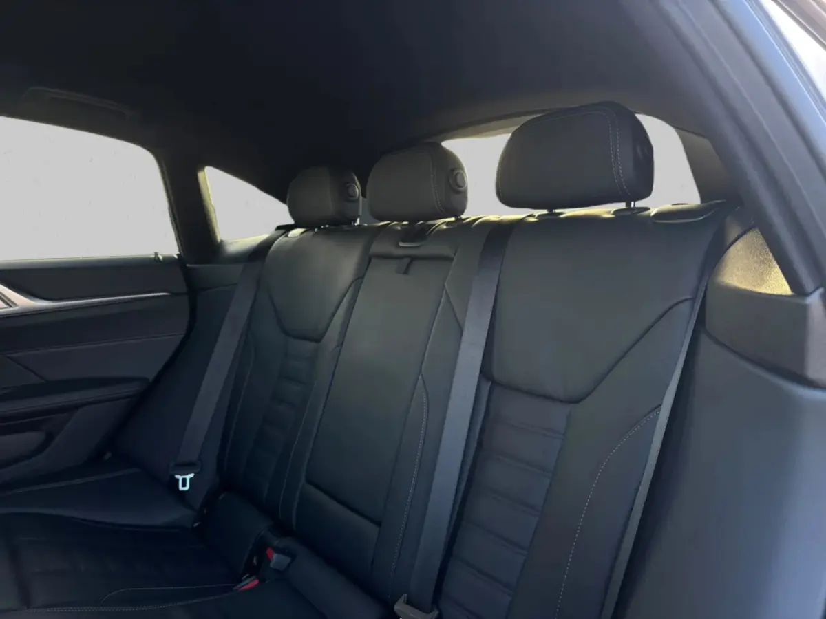 EDrive40 High Executive 84 kWh 96%SoH (NL-auto, 1e Eig, Dealer OndH, Trekhaak, Navi, Camera, Addpt Cruise, StoelV, Etc)