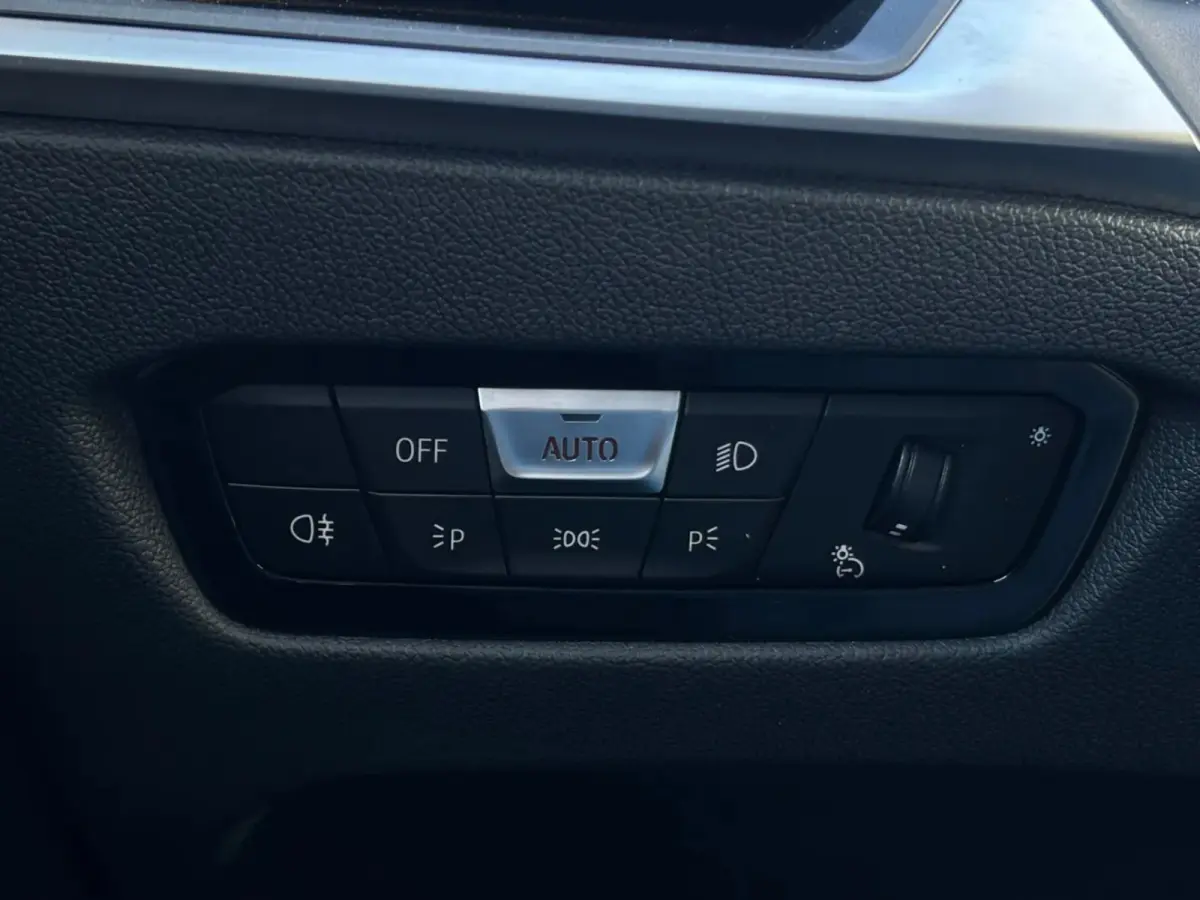 EDrive40 High Executive 84 kWh 96%SoH (NL-auto, 1e Eig, Dealer OndH, Trekhaak, Navi, Camera, Addpt Cruise, StoelV, Etc)
