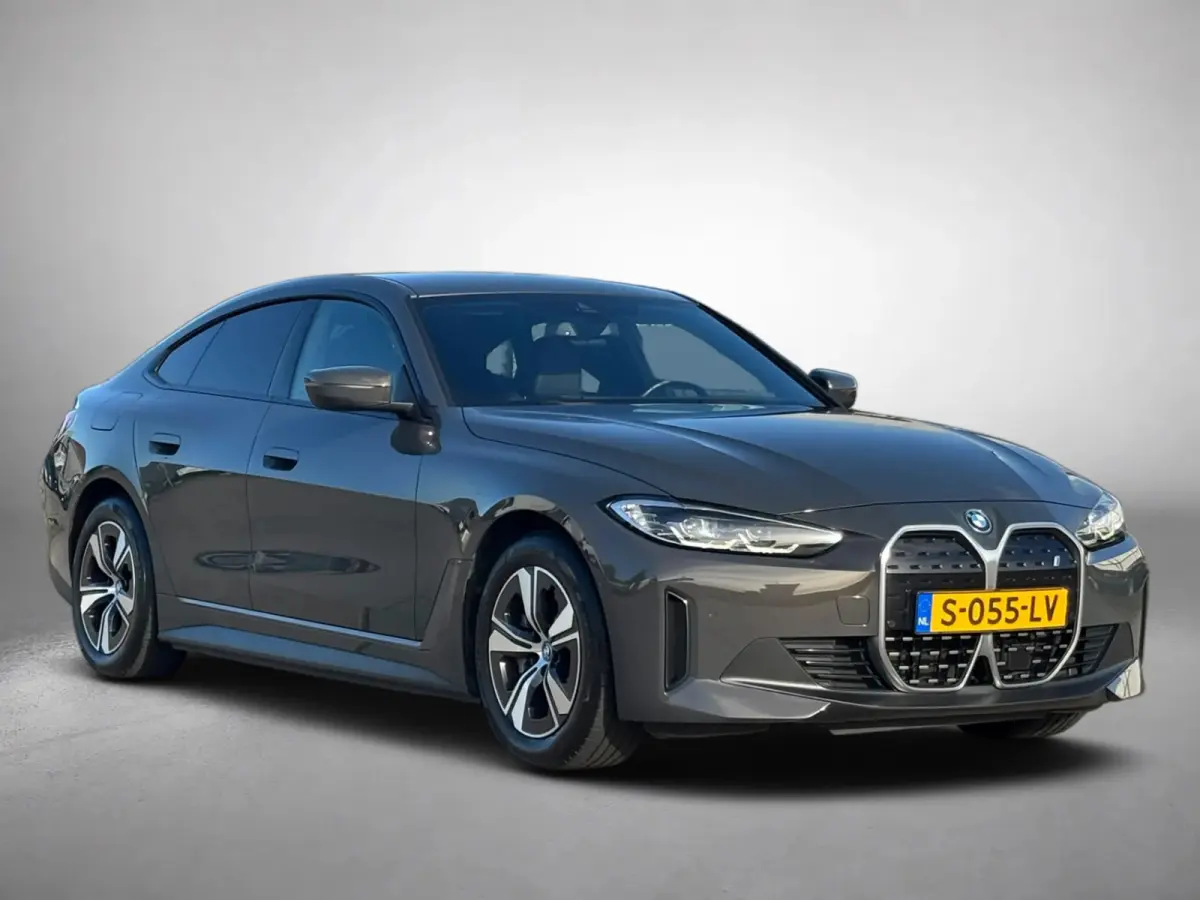 EDrive40 High Executive 84 kWh 96%SoH (NL-auto, 1e Eig, Dealer OndH, Trekhaak, Navi, Camera, Addpt Cruise, StoelV, Etc)