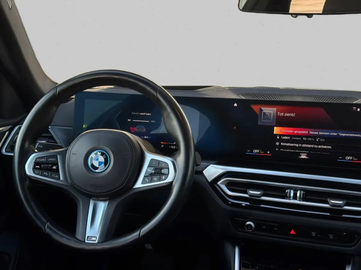 EDrive40 High Executive 84 kWh 96%SoH (NL-auto, 1e Eig, Dealer OndH, Trekhaak, Navi, Camera, Addpt Cruise, StoelV, Etc)