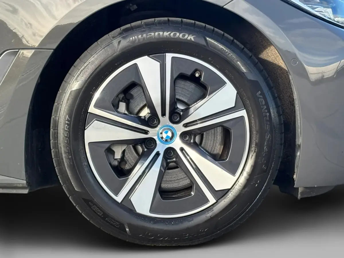 EDrive40 High Executive 84 kWh 96%SoH (NL-auto, 1e Eig, Dealer OndH, Trekhaak, Navi, Camera, Addpt Cruise, StoelV, Etc)