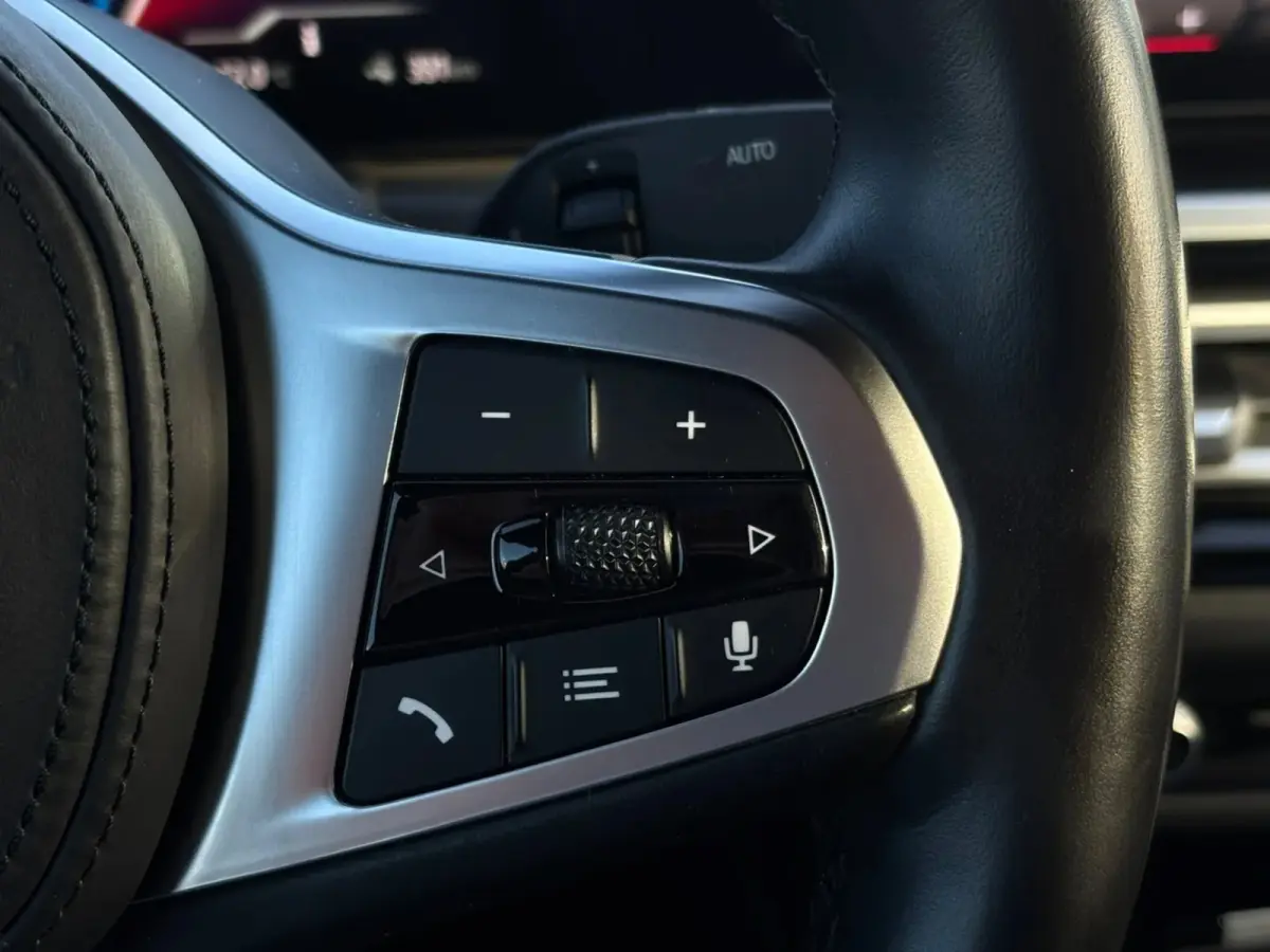 EDrive40 High Executive 84 kWh 96%SoH (NL-auto, 1e Eig, Dealer OndH, Trekhaak, Navi, Camera, Addpt Cruise, StoelV, Etc)