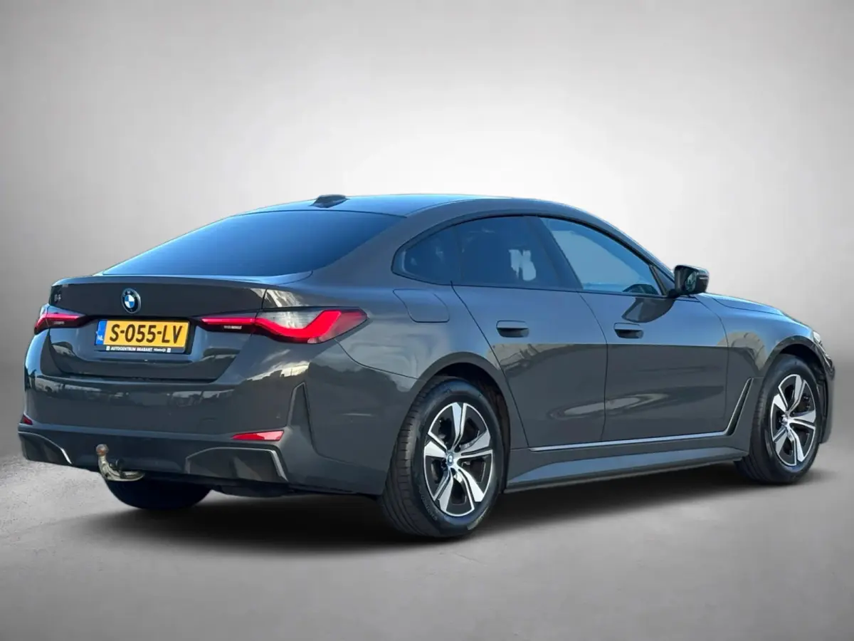 EDrive40 High Executive 84 kWh 96%SoH (NL-auto, 1e Eig, Dealer OndH, Trekhaak, Navi, Camera, Addpt Cruise, StoelV, Etc)