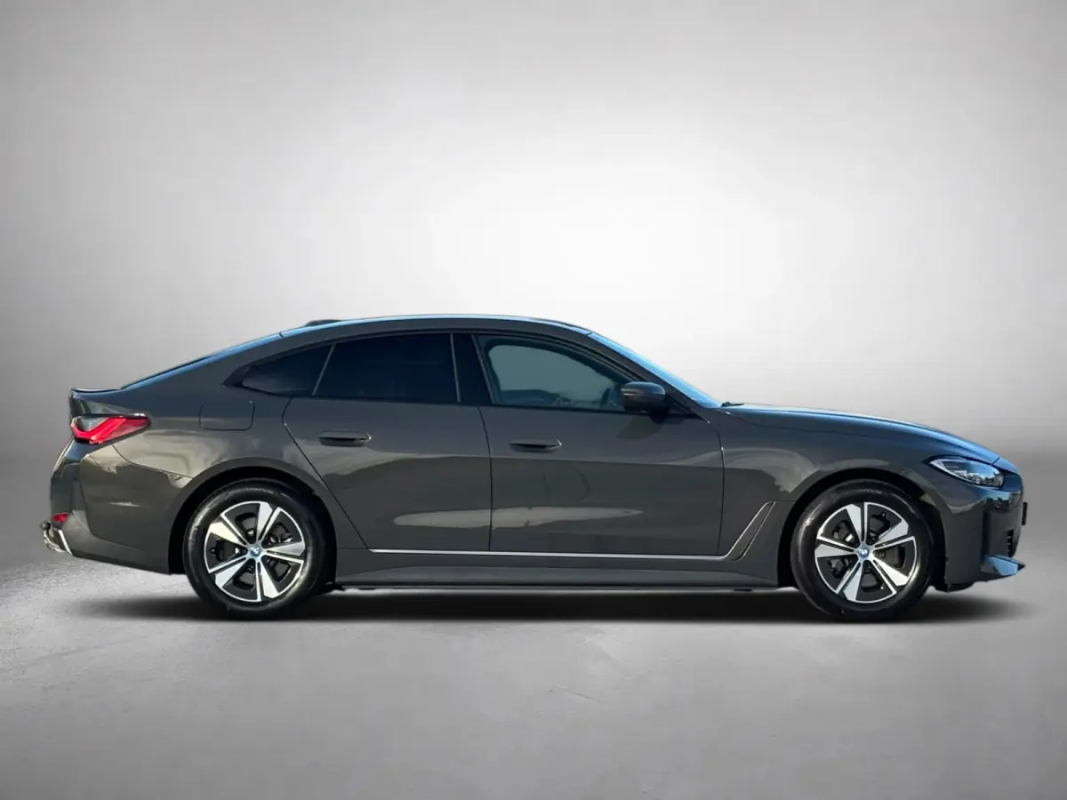 EDrive40 High Executive 84 kWh 96%SoH (NL-auto, 1e Eig, Dealer OndH, Trekhaak, Navi, Camera, Addpt Cruise, StoelV, Etc)