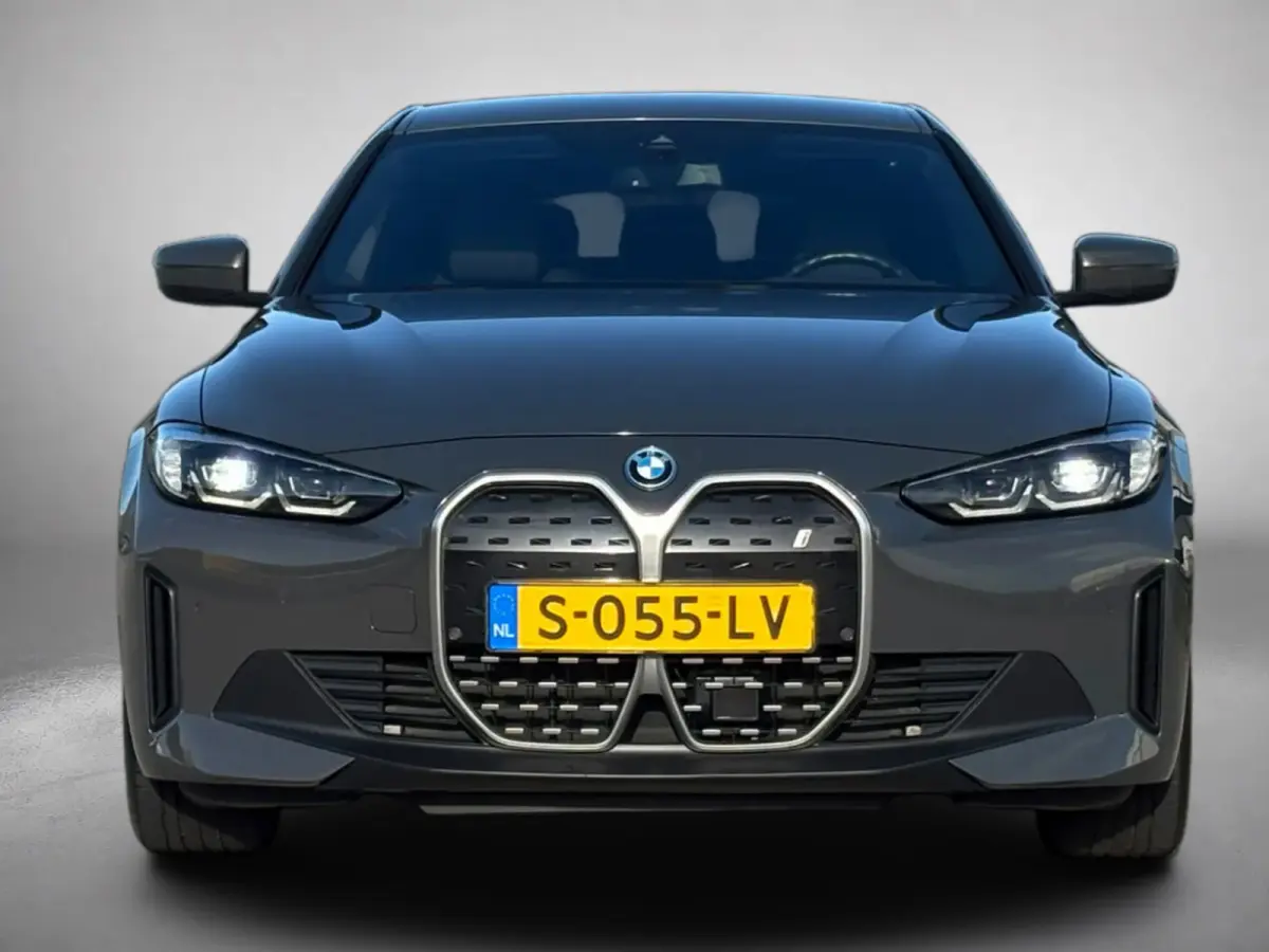 EDrive40 High Executive 84 kWh 96%SoH (NL-auto, 1e Eig, Dealer OndH, Trekhaak, Navi, Camera, Addpt Cruise, StoelV, Etc)