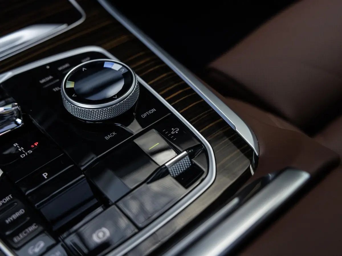 xDrive50e | DRAVITGRAU | ACHTERAS BESTURING | PANORAMADAK | TREKHAAK | SOFTCLOSE | STOELVENTILATIE | STOELVERWARMING | HARMAN KARDON | INTEGRAL ACTIVE STEERING | STOELMASSAGE | MEMORY | NL A