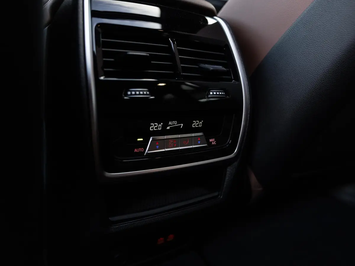 xDrive50e | DRAVITGRAU | ACHTERAS BESTURING | PANORAMADAK | TREKHAAK | SOFTCLOSE | STOELVENTILATIE | STOELVERWARMING | HARMAN KARDON | INTEGRAL ACTIVE STEERING | STOELMASSAGE | MEMORY | NL A