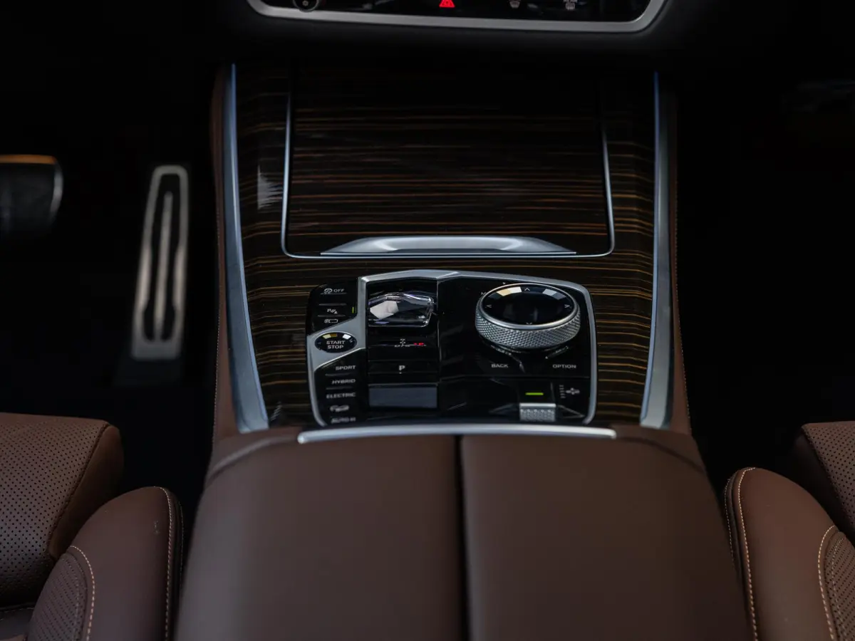 xDrive50e | DRAVITGRAU | ACHTERAS BESTURING | PANORAMADAK | TREKHAAK | SOFTCLOSE | STOELVENTILATIE | STOELVERWARMING | HARMAN KARDON | INTEGRAL ACTIVE STEERING | STOELMASSAGE | MEMORY | NL A