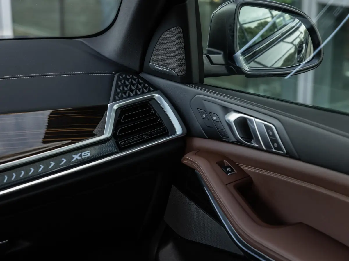 xDrive50e | DRAVITGRAU | ACHTERAS BESTURING | PANORAMADAK | TREKHAAK | SOFTCLOSE | STOELVENTILATIE | STOELVERWARMING | HARMAN KARDON | INTEGRAL ACTIVE STEERING | STOELMASSAGE | MEMORY | NL A