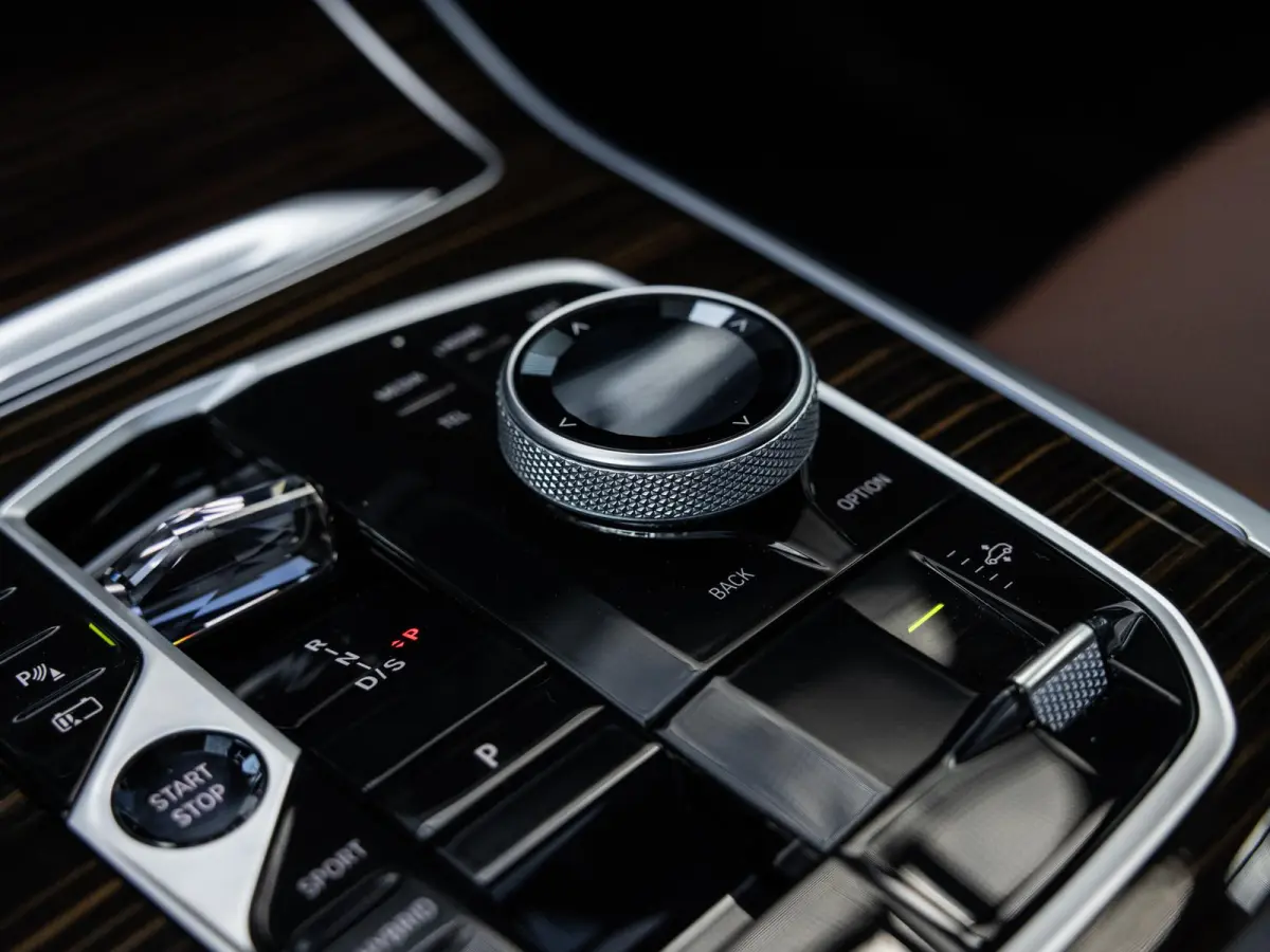 xDrive50e | DRAVITGRAU | ACHTERAS BESTURING | PANORAMADAK | TREKHAAK | SOFTCLOSE | STOELVENTILATIE | STOELVERWARMING | HARMAN KARDON | INTEGRAL ACTIVE STEERING | STOELMASSAGE | MEMORY | NL A