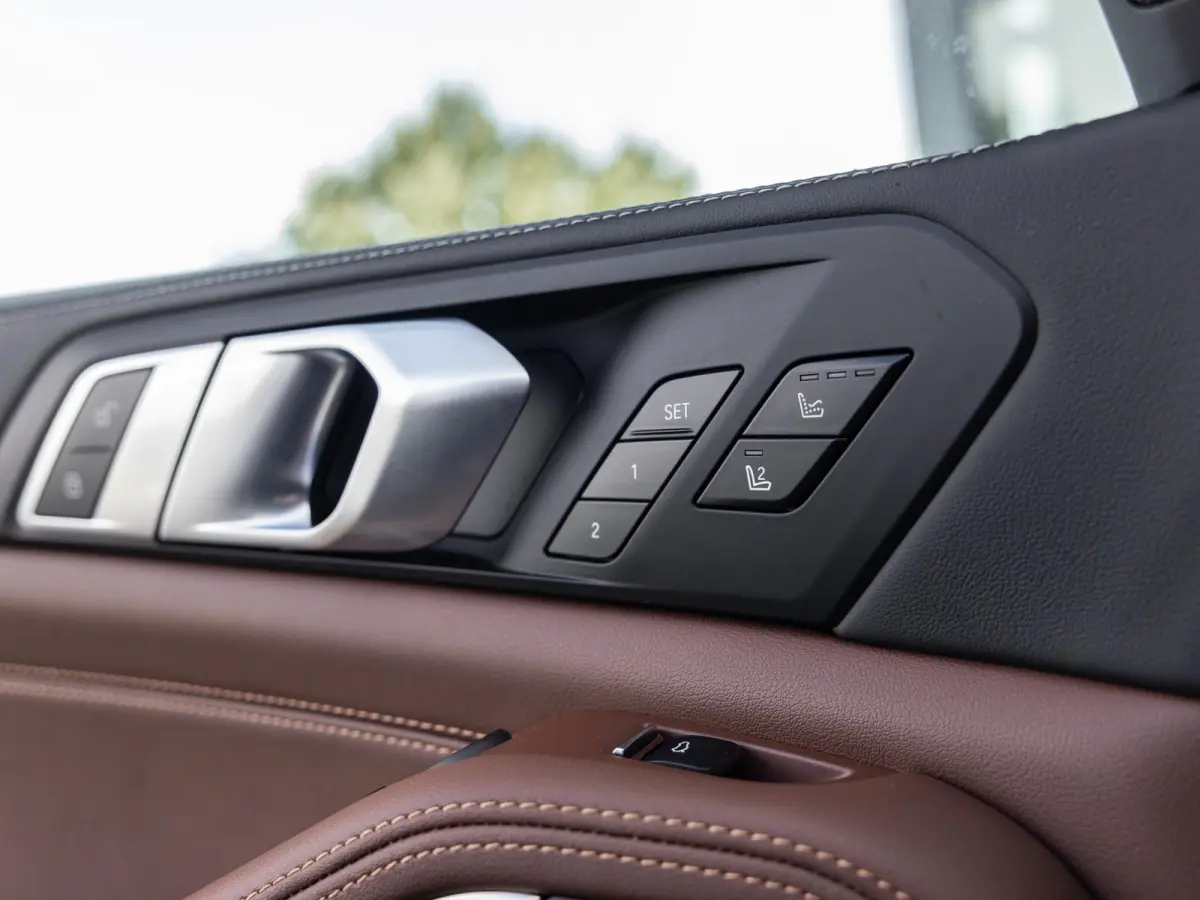 xDrive50e | DRAVITGRAU | ACHTERAS BESTURING | PANORAMADAK | TREKHAAK | SOFTCLOSE | STOELVENTILATIE | STOELVERWARMING | HARMAN KARDON | INTEGRAL ACTIVE STEERING | STOELMASSAGE | MEMORY | NL A