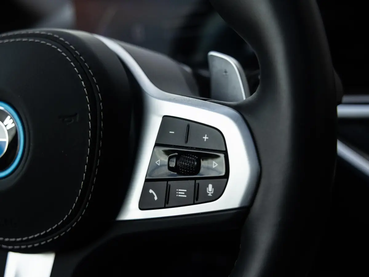 xDrive50e | DRAVITGRAU | ACHTERAS BESTURING | PANORAMADAK | TREKHAAK | SOFTCLOSE | STOELVENTILATIE | STOELVERWARMING | HARMAN KARDON | INTEGRAL ACTIVE STEERING | STOELMASSAGE | MEMORY | NL A