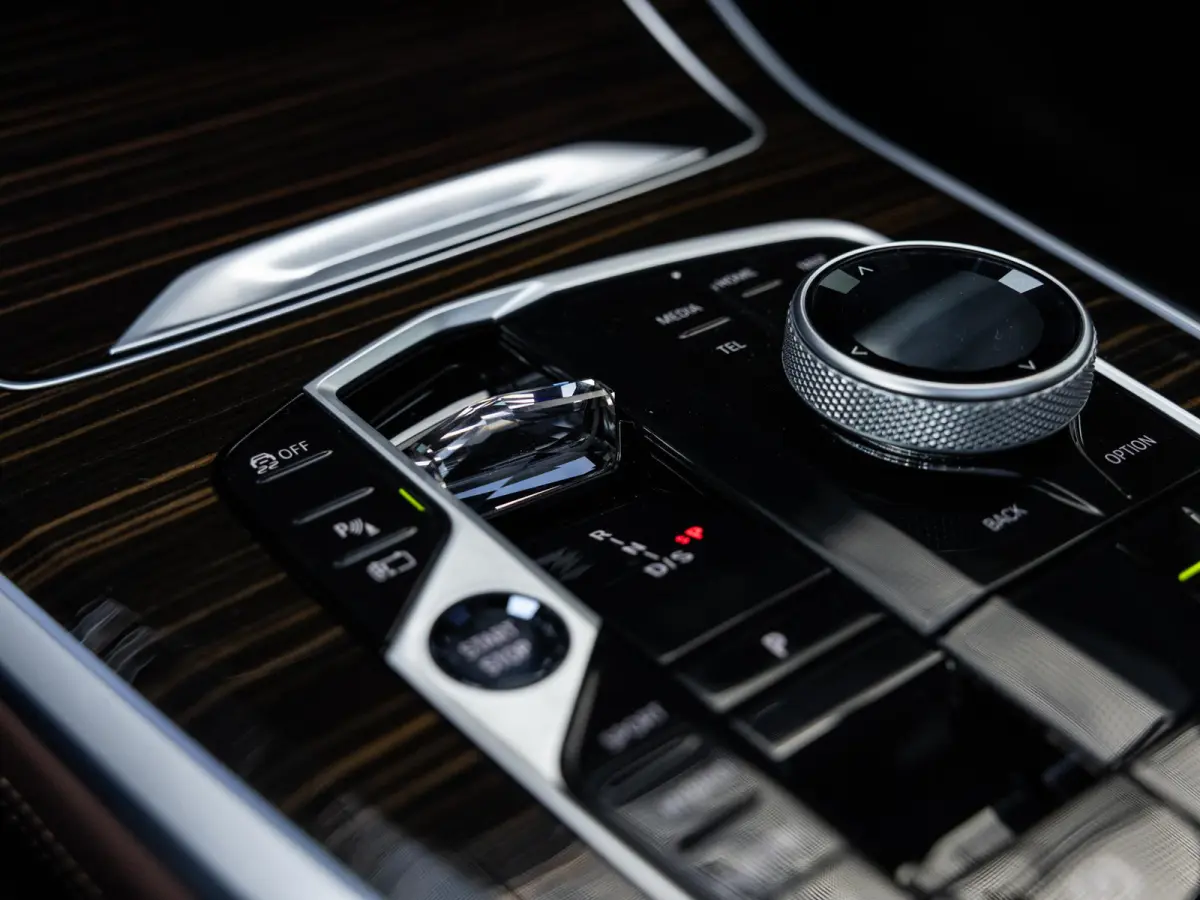 xDrive50e | DRAVITGRAU | ACHTERAS BESTURING | PANORAMADAK | TREKHAAK | SOFTCLOSE | STOELVENTILATIE | STOELVERWARMING | HARMAN KARDON | INTEGRAL ACTIVE STEERING | STOELMASSAGE | MEMORY | NL A