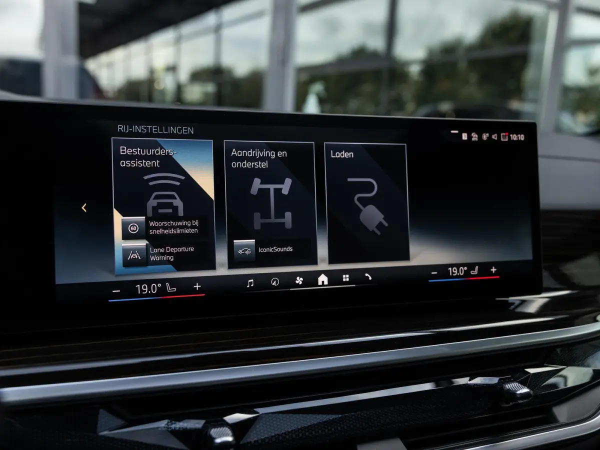 xDrive50e | DRAVITGRAU | ACHTERAS BESTURING | PANORAMADAK | TREKHAAK | SOFTCLOSE | STOELVENTILATIE | STOELVERWARMING | HARMAN KARDON | INTEGRAL ACTIVE STEERING | STOELMASSAGE | MEMORY | NL A