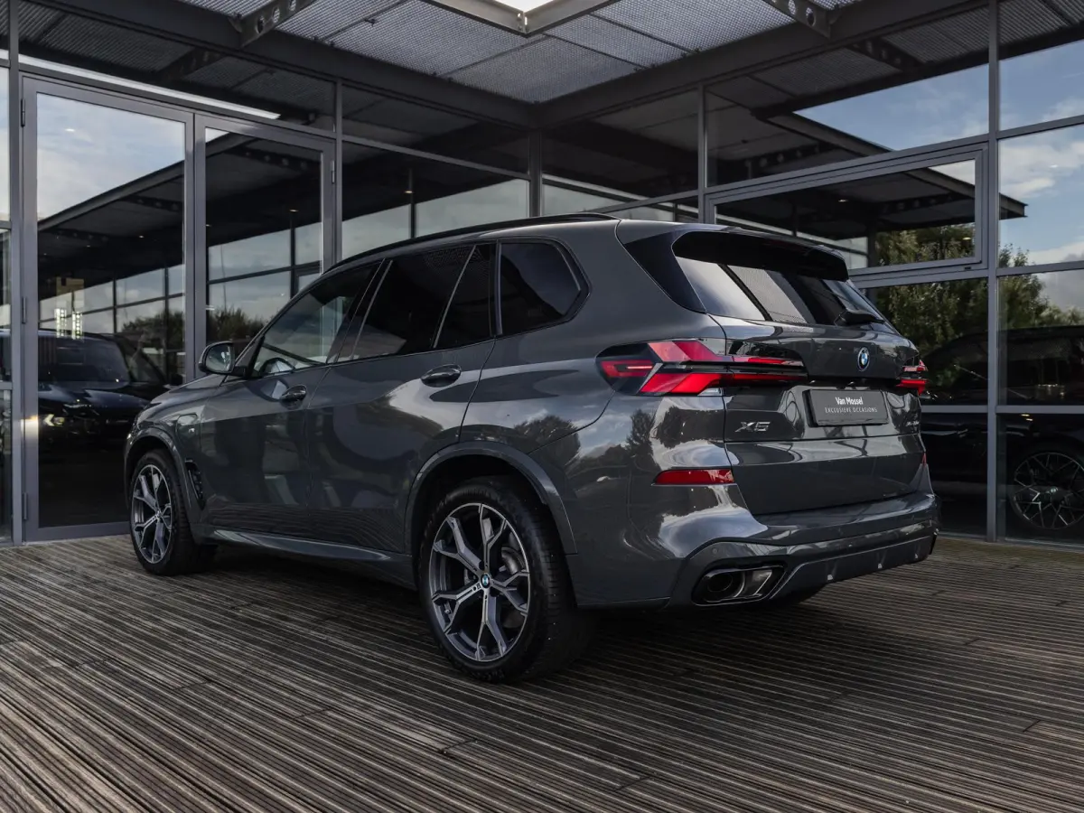 xDrive50e | DRAVITGRAU | ACHTERAS BESTURING | PANORAMADAK | TREKHAAK | SOFTCLOSE | STOELVENTILATIE | STOELVERWARMING | HARMAN KARDON | INTEGRAL ACTIVE STEERING | STOELMASSAGE | MEMORY | NL A