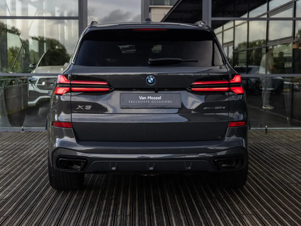 xDrive50e | DRAVITGRAU | ACHTERAS BESTURING | PANORAMADAK | TREKHAAK | SOFTCLOSE | STOELVENTILATIE | STOELVERWARMING | HARMAN KARDON | INTEGRAL ACTIVE STEERING | STOELMASSAGE | MEMORY | NL A