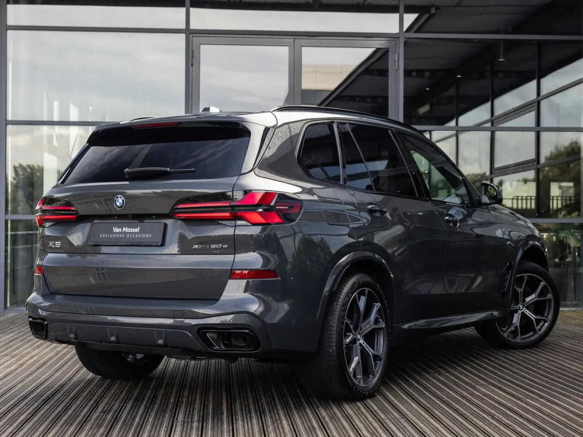 xDrive50e | DRAVITGRAU | ACHTERAS BESTURING | PANORAMADAK | TREKHAAK | SOFTCLOSE | STOELVENTILATIE | STOELVERWARMING | HARMAN KARDON | INTEGRAL ACTIVE STEERING | STOELMASSAGE | MEMORY | NL A