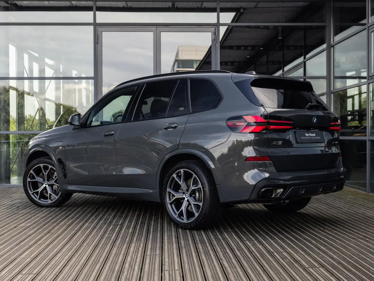 xDrive50e | DRAVITGRAU | ACHTERAS BESTURING | PANORAMADAK | TREKHAAK | SOFTCLOSE | STOELVENTILATIE | STOELVERWARMING | HARMAN KARDON | INTEGRAL ACTIVE STEERING | STOELMASSAGE | MEMORY | NL A