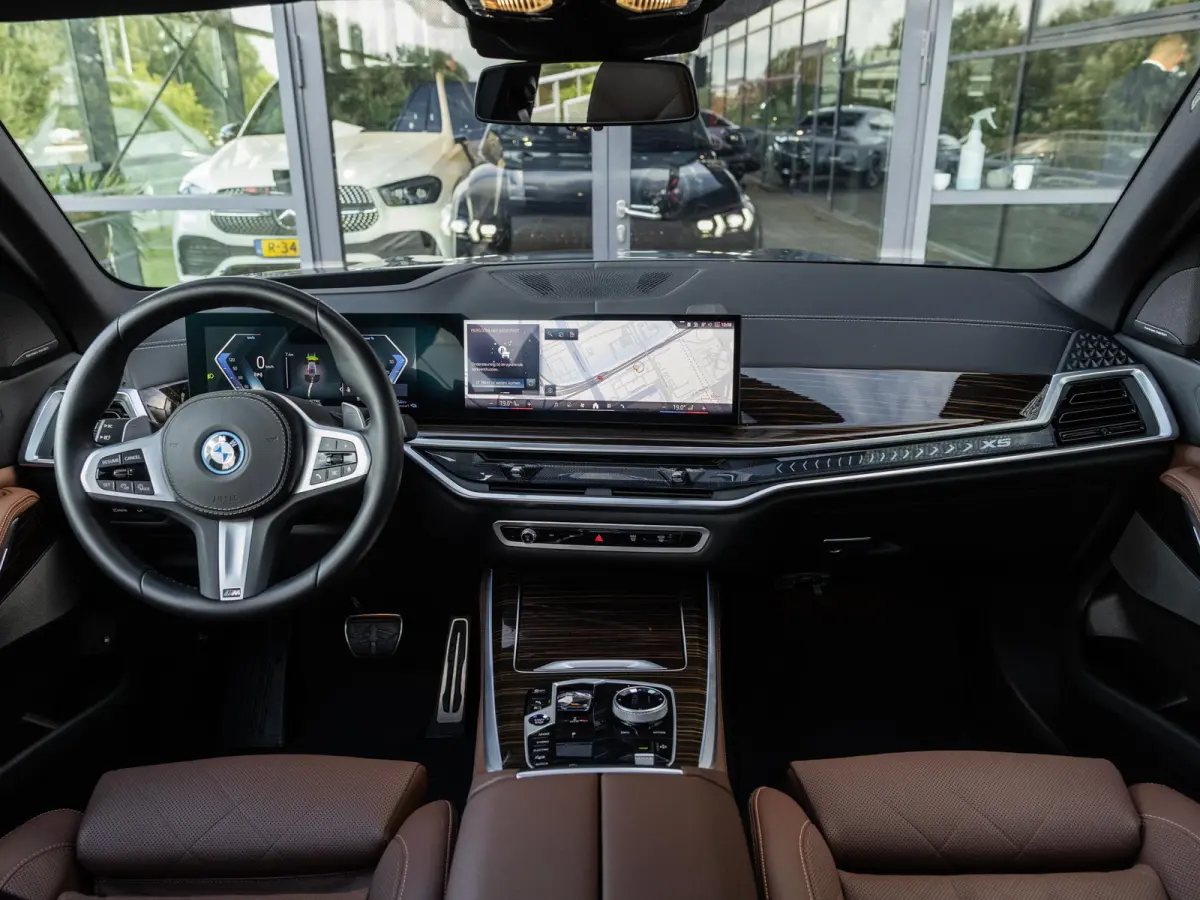 xDrive50e | DRAVITGRAU | ACHTERAS BESTURING | PANORAMADAK | TREKHAAK | SOFTCLOSE | STOELVENTILATIE | STOELVERWARMING | HARMAN KARDON | INTEGRAL ACTIVE STEERING | STOELMASSAGE | MEMORY | NL A