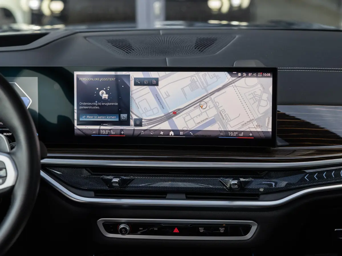 xDrive50e | DRAVITGRAU | ACHTERAS BESTURING | PANORAMADAK | TREKHAAK | SOFTCLOSE | STOELVENTILATIE | STOELVERWARMING | HARMAN KARDON | INTEGRAL ACTIVE STEERING | STOELMASSAGE | MEMORY | NL A