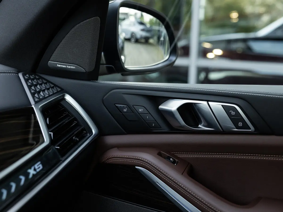 xDrive50e | DRAVITGRAU | ACHTERAS BESTURING | PANORAMADAK | TREKHAAK | SOFTCLOSE | STOELVENTILATIE | STOELVERWARMING | HARMAN KARDON | INTEGRAL ACTIVE STEERING | STOELMASSAGE | MEMORY | NL A