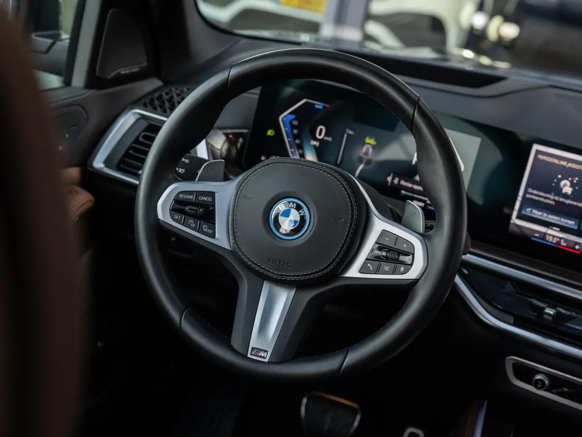 xDrive50e | DRAVITGRAU | ACHTERAS BESTURING | PANORAMADAK | TREKHAAK | SOFTCLOSE | STOELVENTILATIE | STOELVERWARMING | HARMAN KARDON | INTEGRAL ACTIVE STEERING | STOELMASSAGE | MEMORY | NL A