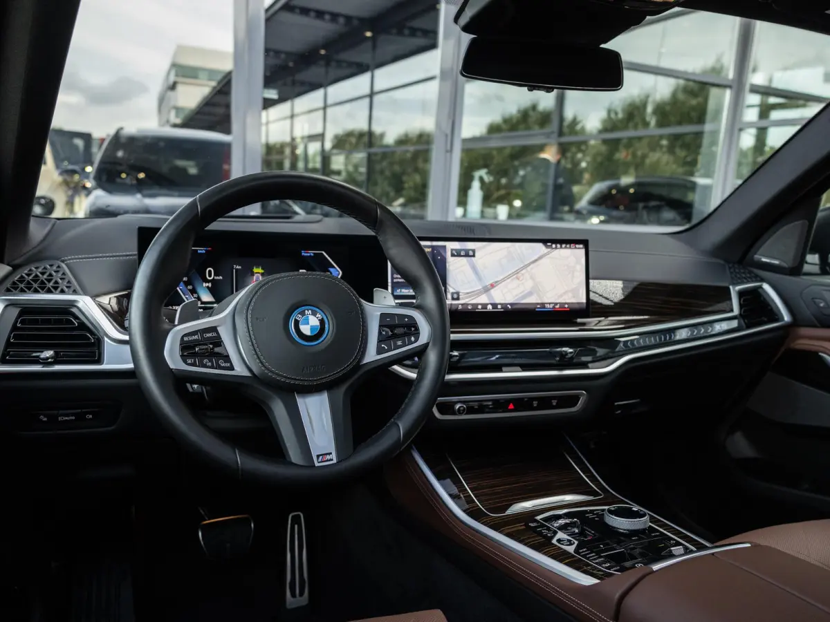 xDrive50e | DRAVITGRAU | ACHTERAS BESTURING | PANORAMADAK | TREKHAAK | SOFTCLOSE | STOELVENTILATIE | STOELVERWARMING | HARMAN KARDON | INTEGRAL ACTIVE STEERING | STOELMASSAGE | MEMORY | NL A