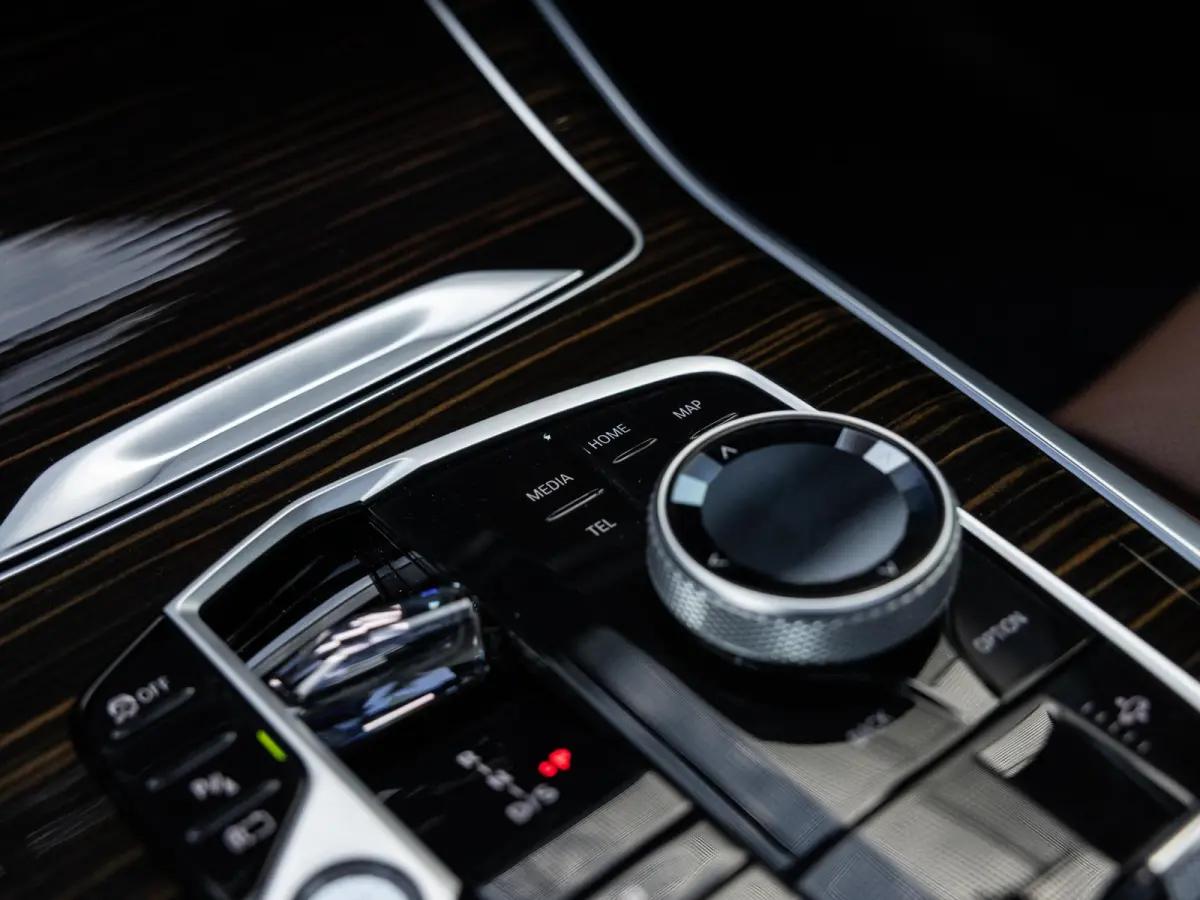 xDrive50e | DRAVITGRAU | ACHTERAS BESTURING | PANORAMADAK | TREKHAAK | SOFTCLOSE | STOELVENTILATIE | STOELVERWARMING | HARMAN KARDON | INTEGRAL ACTIVE STEERING | STOELMASSAGE | MEMORY | NL A