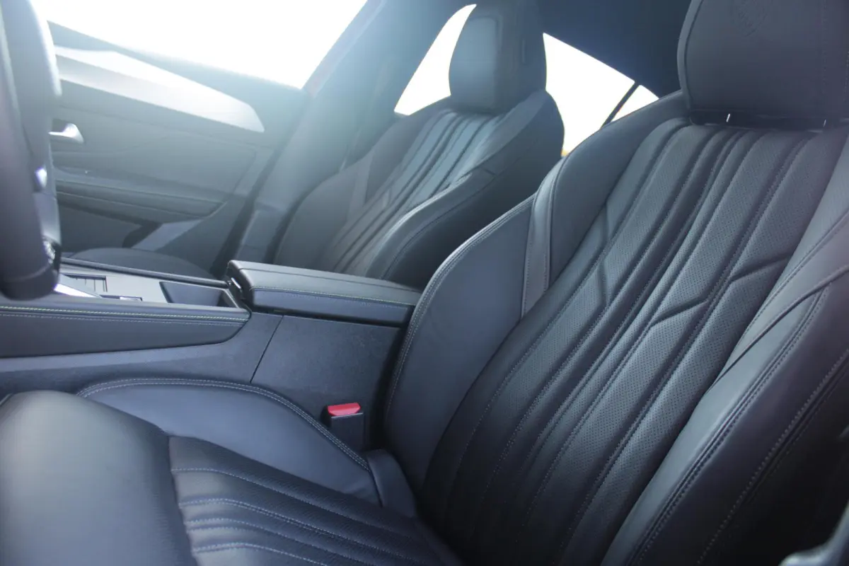 1.6 240PK PLUG-IN HYBRID GT EXCLUSIVE | ACTIERADIUS ELEK. WLTP 81-85KM | PANORAMA SCHUIF/KANTEL DAK | ELEKTRISCH VERSTELBARE VOORSTOELEN MET MASSAGE FUNCTIE | VOORSTOELEN VERWARMBAAR | STUUR