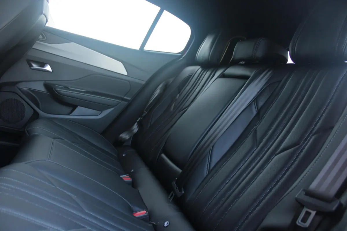 1.6 240PK PLUG-IN HYBRID GT EXCLUSIVE | ACTIERADIUS ELEK. WLTP 81-85KM | PANORAMA SCHUIF/KANTEL DAK | ELEKTRISCH VERSTELBARE VOORSTOELEN MET MASSAGE FUNCTIE | VOORSTOELEN VERWARMBAAR | STUUR