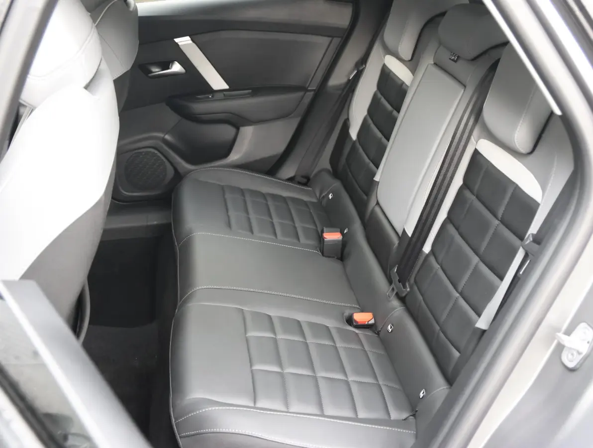 1.2 Hybrid 145pk Max | Navigatie | Stoelverwarming | Draadloos Apple Carplay en Android Auto | Camera