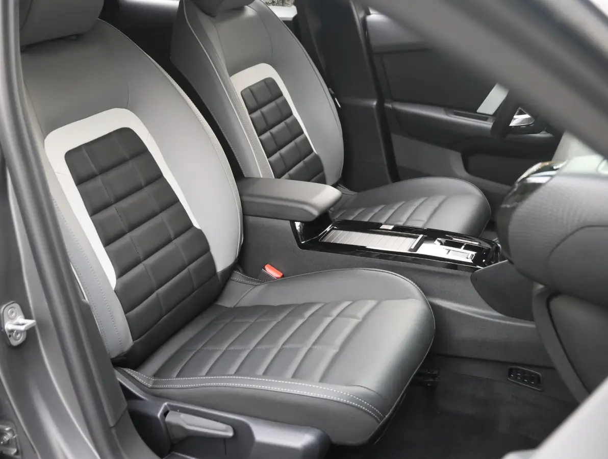 1.2 Hybrid 145pk Max | Navigatie | Stoelverwarming | Draadloos Apple Carplay en Android Auto | Camera