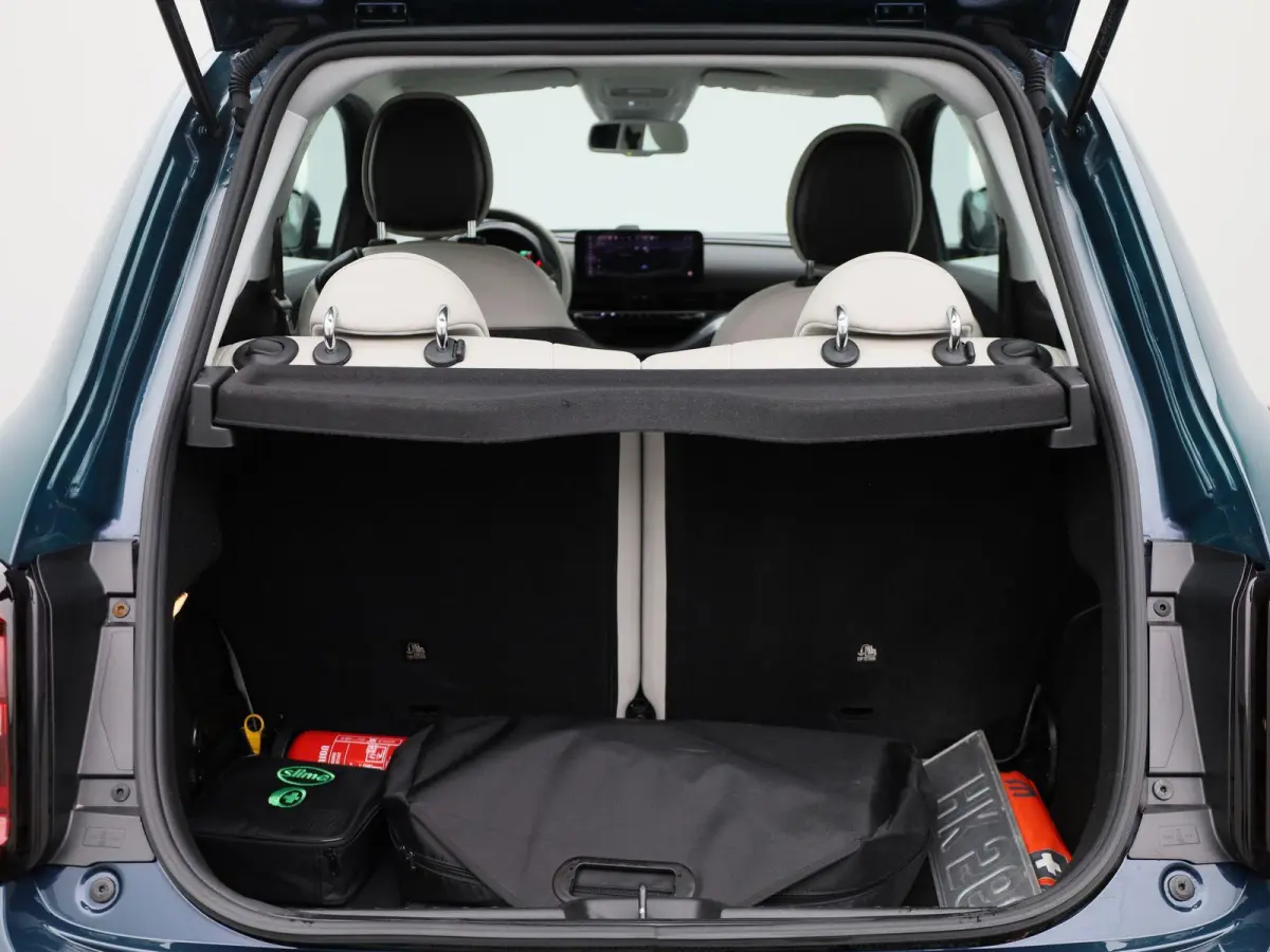 500e 42 kWh La Prima by Bocelli | ACHTERUITRIJCAMERA | STOELVERWARMING | APPLE CARPLAY - ANDROID AUTO | LEDER | CRUISE CONTROL | CLIMATE CONTROL |