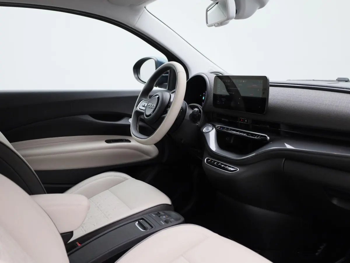 500e 42 kWh La Prima by Bocelli | ACHTERUITRIJCAMERA | STOELVERWARMING | APPLE CARPLAY - ANDROID AUTO | LEDER | CRUISE CONTROL | CLIMATE CONTROL |