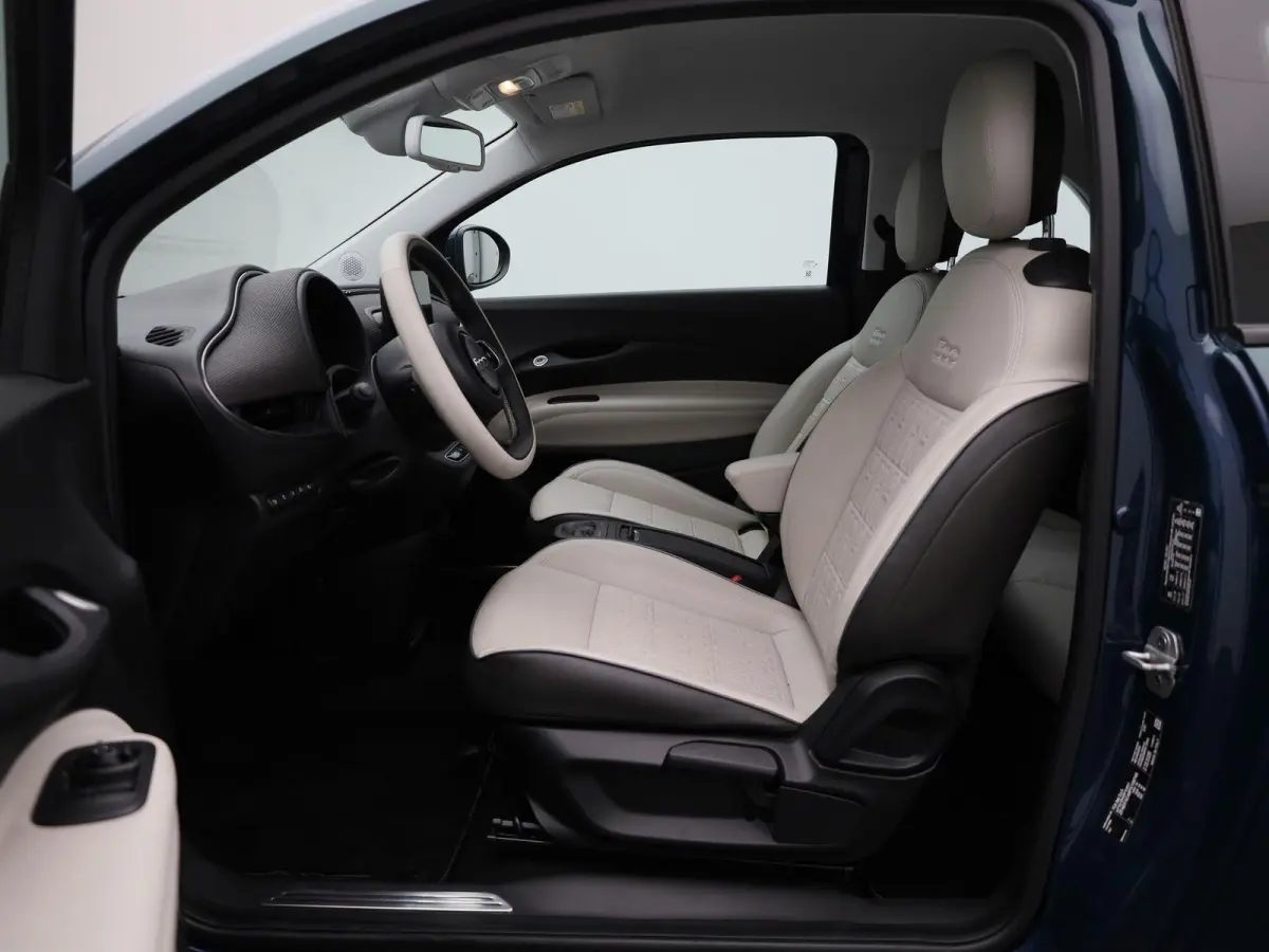 500e 42 kWh La Prima by Bocelli | ACHTERUITRIJCAMERA | STOELVERWARMING | APPLE CARPLAY - ANDROID AUTO | LEDER | CRUISE CONTROL | CLIMATE CONTROL |