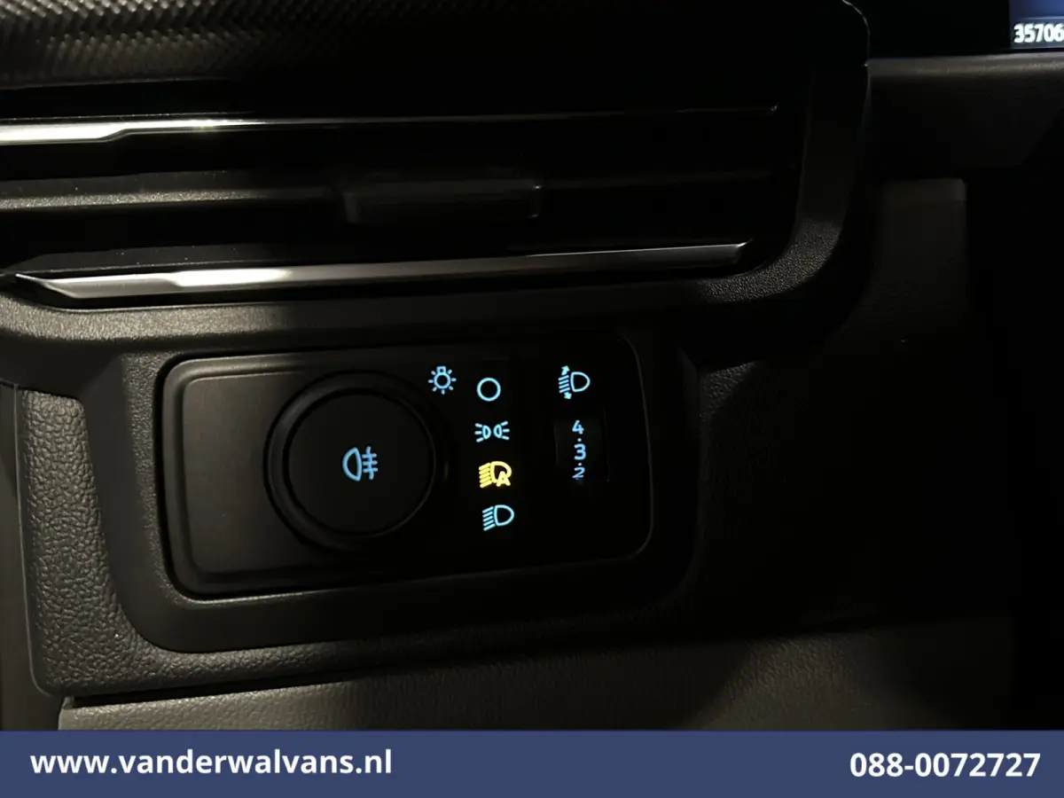 2.0 TDCI 136pk L2H1 Euro6 Airco | Camera | LED | 2500kg Trekhaak | Apple Carplay | Cruisecontrol, Android Auto, Verwarmde Voorruit, Stoelverwarming, Verwarmbare Spiegels, LM Velgen, Parkeers