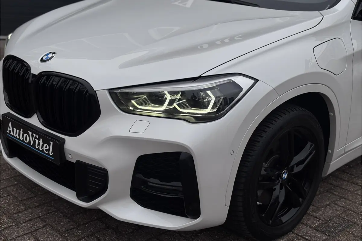 xDrive25e M-sport | Panodak | Head-Up | Adaptive Cruise | Camera | Comfort Access