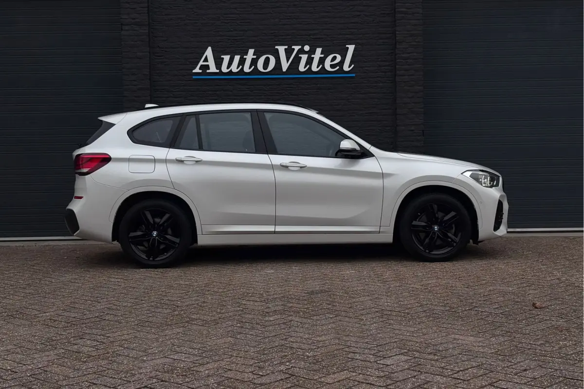 xDrive25e M-sport | Panodak | Head-Up | Adaptive Cruise | Camera | Comfort Access