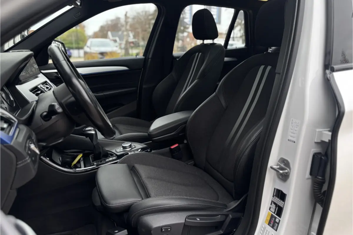 xDrive25e M-sport | Panodak | Head-Up | Adaptive Cruise | Camera | Comfort Access