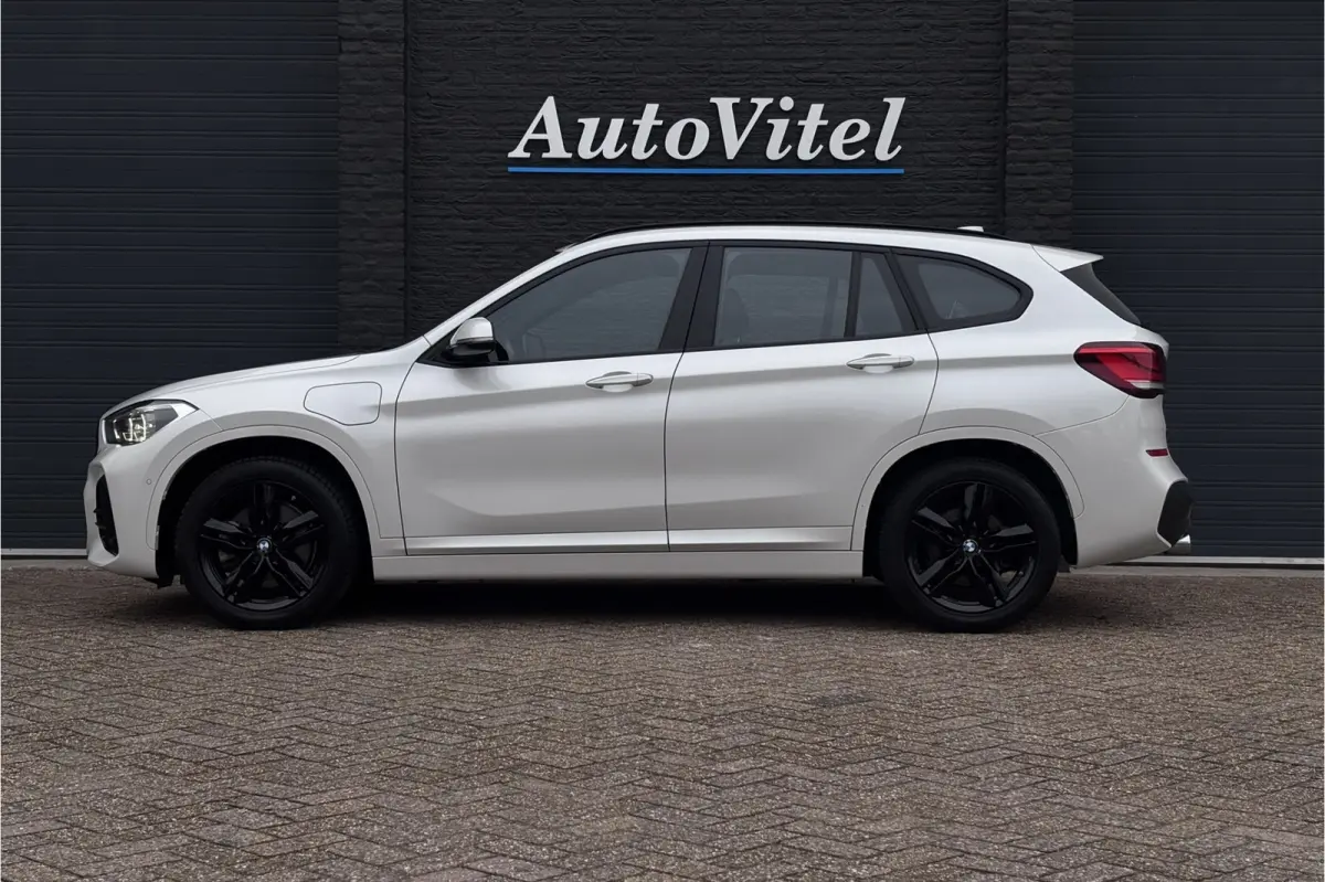 xDrive25e M-sport | Panodak | Head-Up | Adaptive Cruise | Camera | Comfort Access
