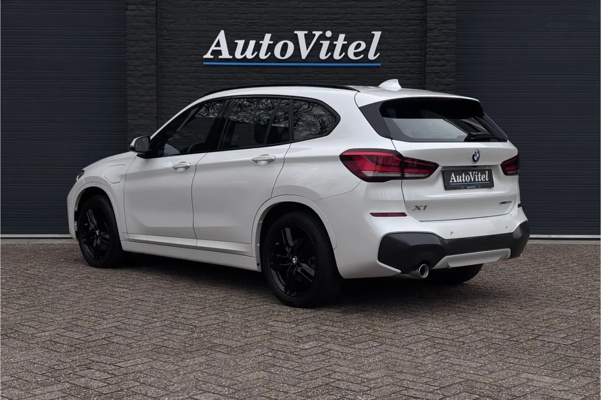 xDrive25e M-sport | Panodak | Head-Up | Adaptive Cruise | Camera | Comfort Access