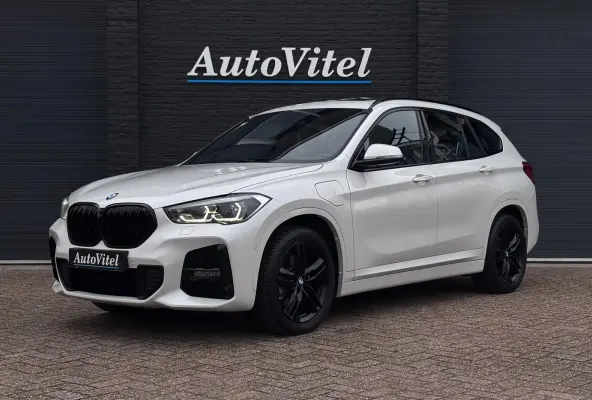 xDrive25e M-sport | Panodak | Head-Up | Adaptive Cruise | Camera | Comfort Access