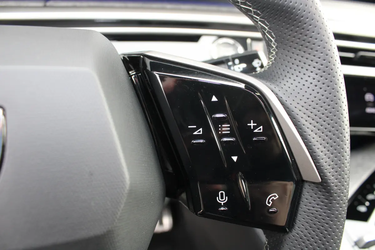 1.6 Plug-in Hybrid 195 GT | Automaat | Panorama/schuifdak | Luxe stoelen | Origineel NL auto | 7.500km | Navigatie | Camera |