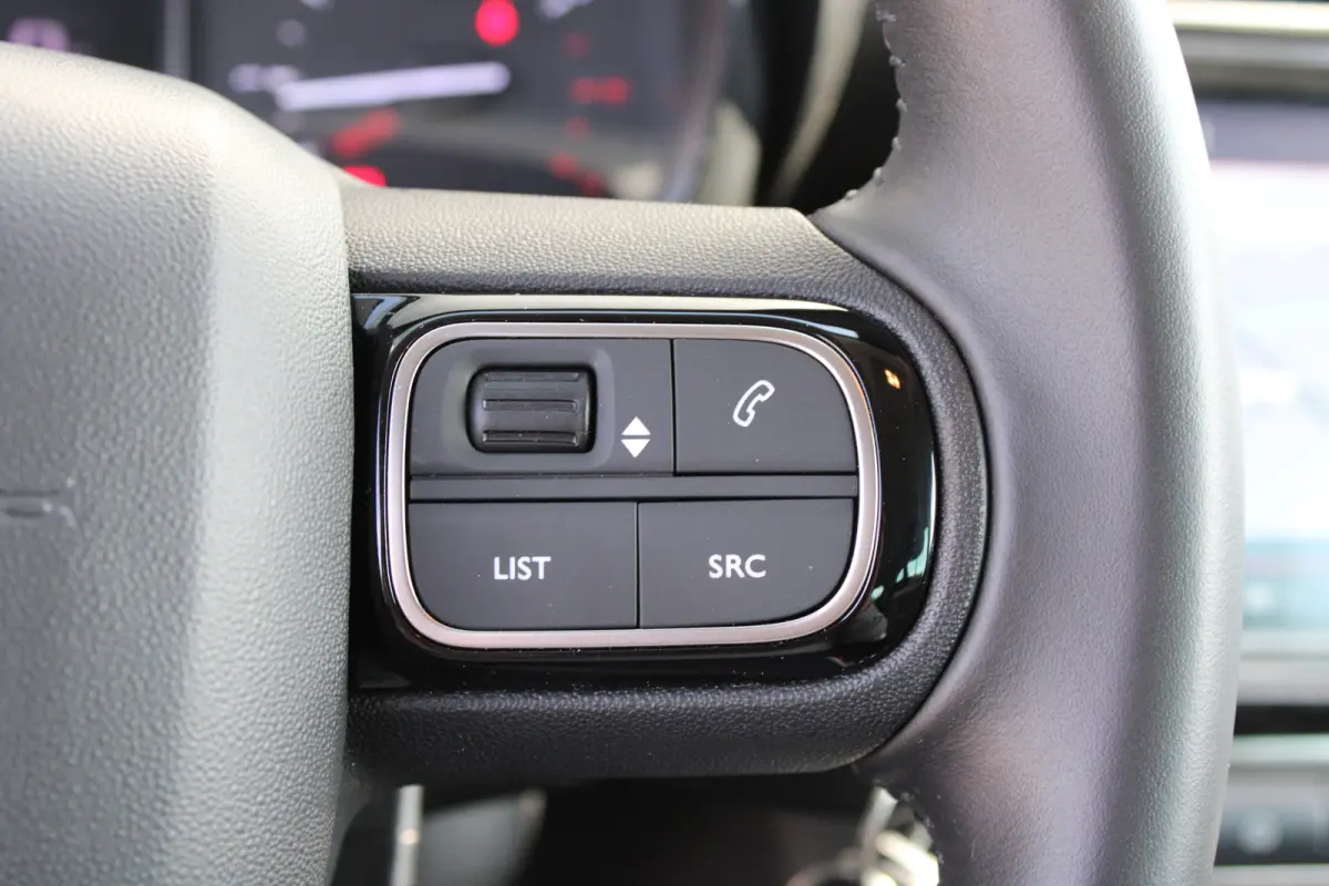1.2 PureTech 110pk Feel | Navigatie | Bluetooth | Cruise control | All season | NL auto | 22.000km | Airconditioning |