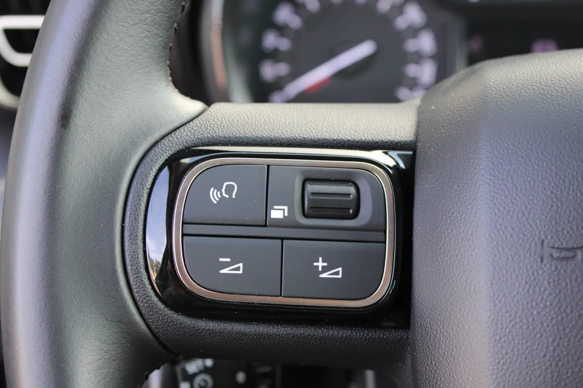 1.2 PureTech 110pk Feel | Navigatie | Bluetooth | Cruise control | All season | NL auto | 22.000km | Airconditioning |