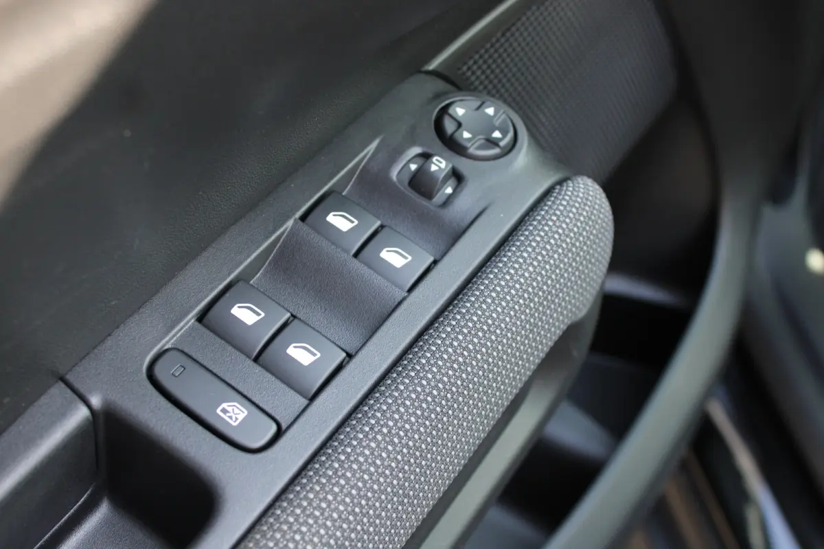 1.2 PureTech 110pk Feel | Navigatie | Bluetooth | Cruise control | All season | NL auto | 22.000km | Airconditioning |